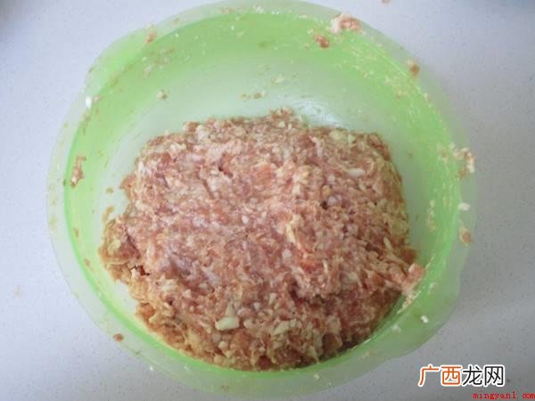 猪腿肉削皮,马蹄200克,油300mL,鸡蛋一个,米酒20m 炸肉丸子的家常做法酥脆