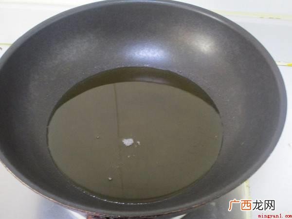 猪腿肉削皮,马蹄200克,油300mL,鸡蛋一个,米酒20m 炸肉丸子的家常做法酥脆