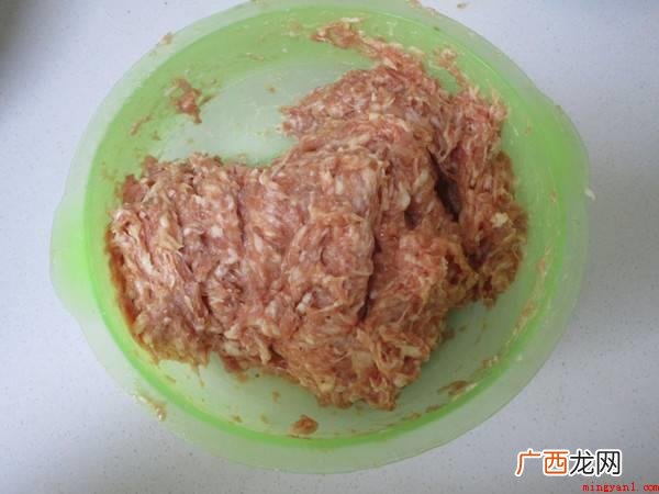 猪腿肉削皮,马蹄200克,油300mL,鸡蛋一个,米酒20m 炸肉丸子的家常做法酥脆