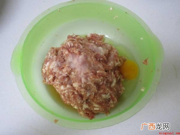 猪腿肉削皮,马蹄200克,油300mL,鸡蛋一个,米酒20m 炸肉丸子的家常做法酥脆