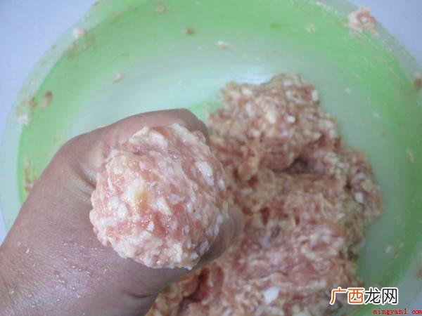 猪腿肉削皮,马蹄200克,油300mL,鸡蛋一个,米酒20m 炸肉丸子的家常做法酥脆