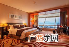 宾馆床上的一条布是干什么用的,酒店那块布是干什么的？
