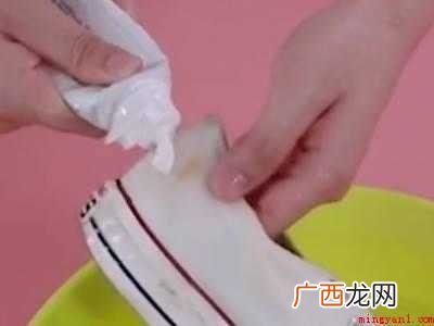 鞋子里面发霉怎么洗掉霉斑共有4步 鞋子里面发霉怎么洗掉霉斑