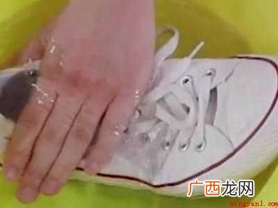 鞋子里面发霉怎么洗掉霉斑共有4步 鞋子里面发霉怎么洗掉霉斑