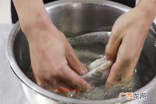 解决带鱼最先要把带鱼盘起来,抽出来鱼身上的鱼鳍后,用剪子剪去 带鱼怎么处理干净