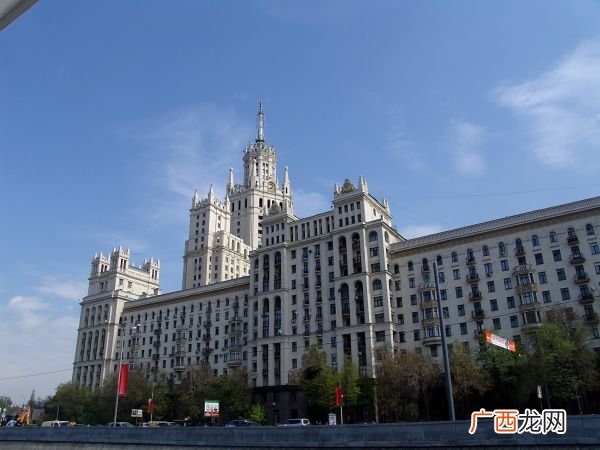 苏联式建筑有什么特点,什么叫干栏式建筑？