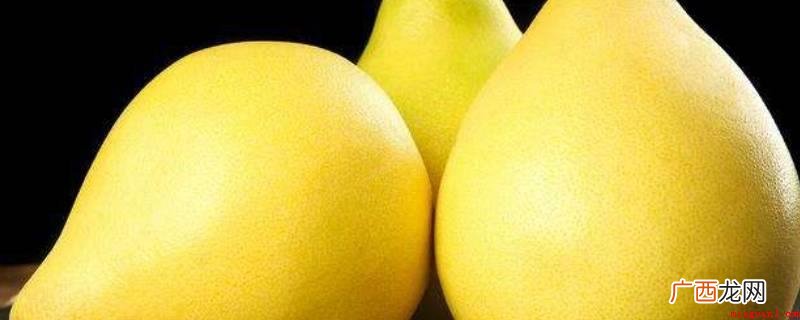 用刀从柚子正中间划一圈,最好不要刮伤果实,先划1个小贷款口子 怎么扒柚子