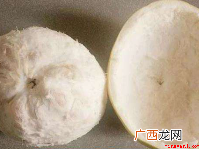 用刀从柚子正中间划一圈,最好不要刮伤果实,先划1个小贷款口子 怎么扒柚子