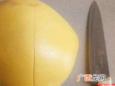 用刀从柚子正中间划一圈,最好不要刮伤果实,先划1个小贷款口子 怎么扒柚子