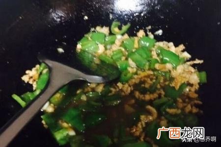 青椒肉丝打卤面怎么做,青椒肉卤的做法？