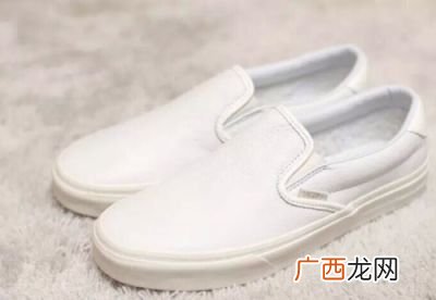 为什么鞋子洗了发黄,鞋子刷过之后为什么会变黄？