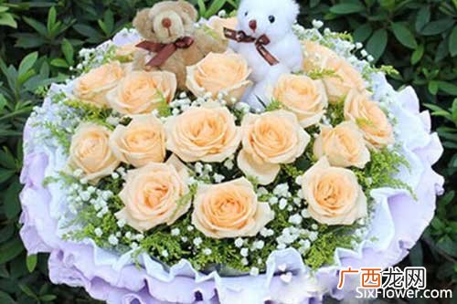 香槟玫瑰代表什么意思,香槟金玫瑰花语？
