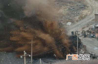 煤矿爆破什么叫自由面,物体和空气接触的那个表面叫做什么？
