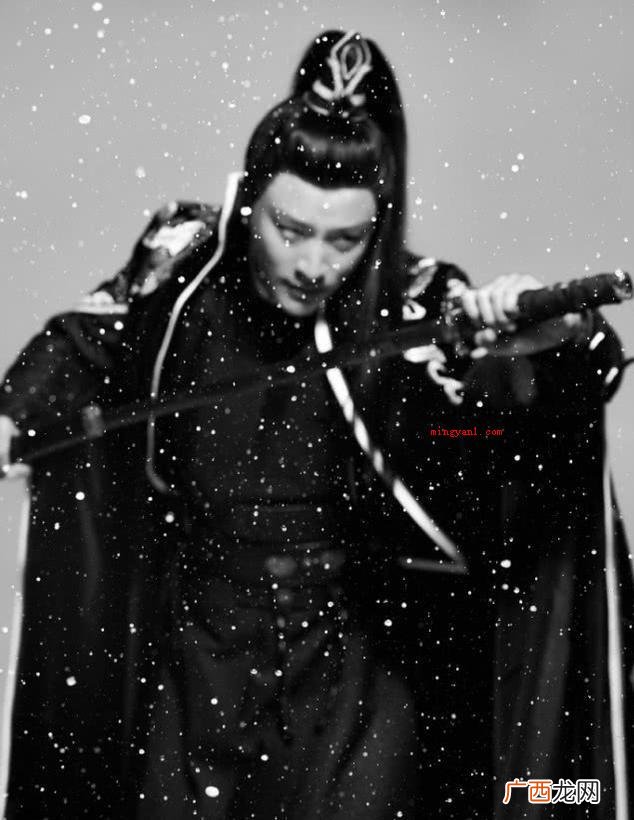 三军排序的那么齐整、威武雄壮,叔叔阿姨们一个飒爽英姿、慷慨激 英姿飒爽什么意思
