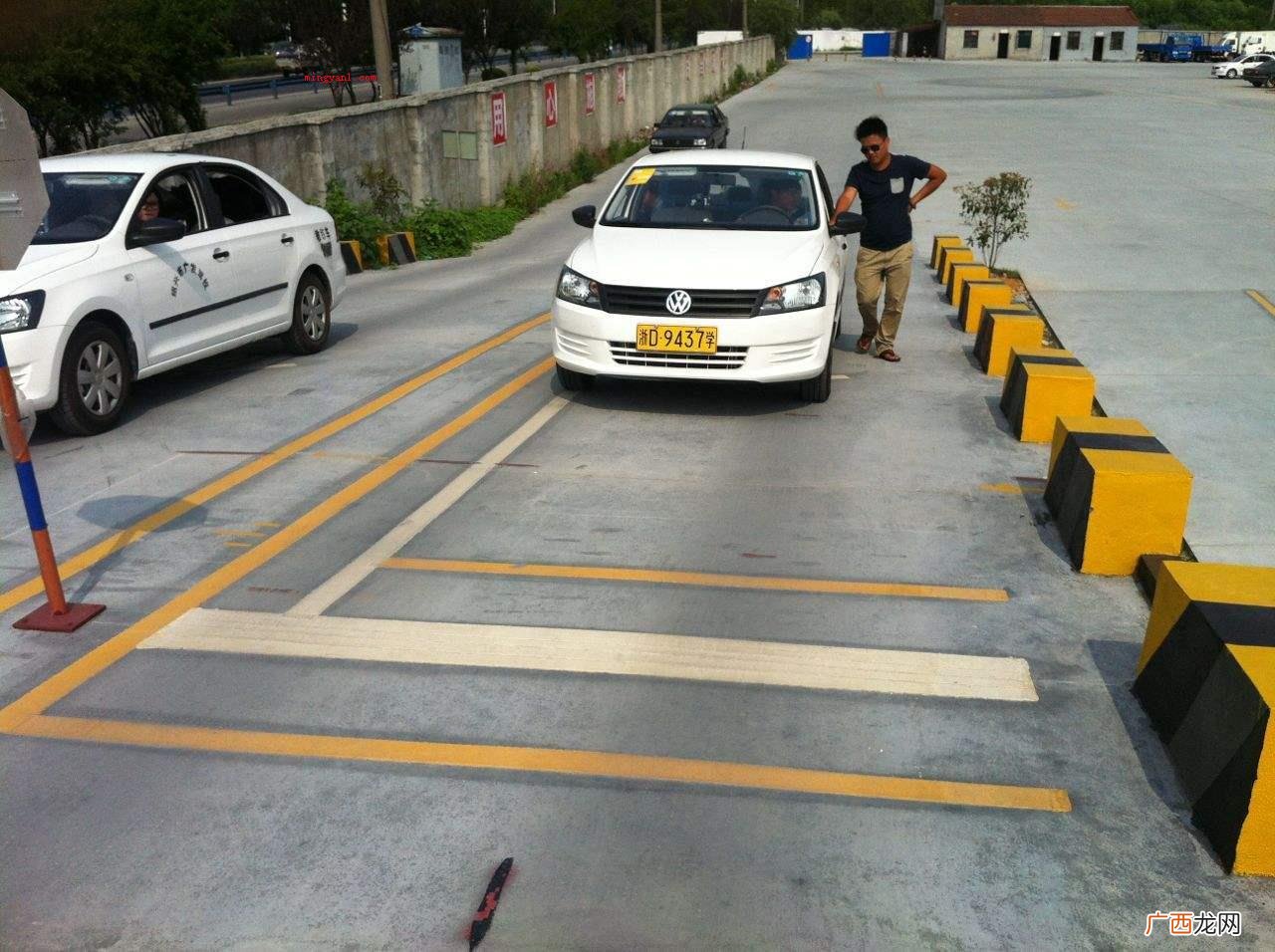 发展前,踩紧离合和刹车,挂进1挡后松掉刹车;半坡起步的恰当流 半坡起步的正确步骤是什么？
