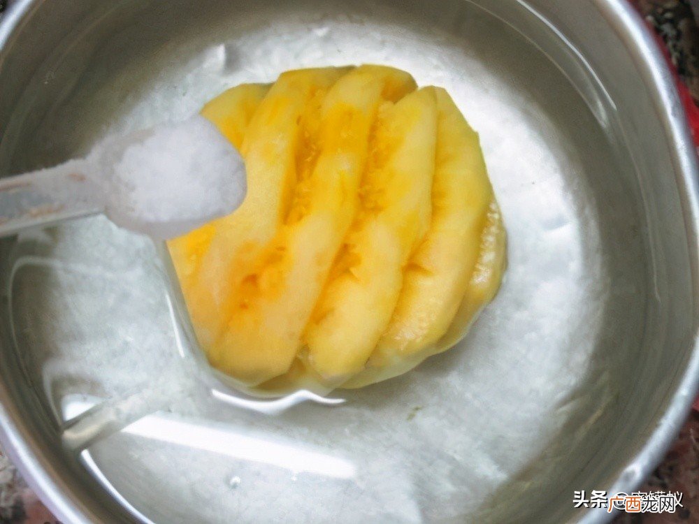 为什么菠萝要用盐水泡一会儿 菠萝要用盐水泡多久