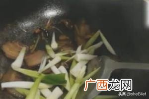 用什么炒腊肉好吃,炒腊肉的做法，腊肉怎么炒好吃又简单？