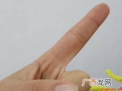 大拇指、食指和中拇指伸出,指尖并拢,便是数字 七用手指怎么比划