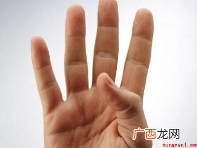大拇指、食指和中拇指伸出,指尖并拢,便是数字 七用手指怎么比划
