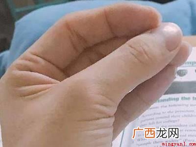 大拇指、食指和中拇指伸出,指尖并拢,便是数字 七用手指怎么比划