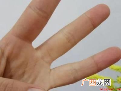大拇指、食指和中拇指伸出,指尖并拢,便是数字 七用手指怎么比划