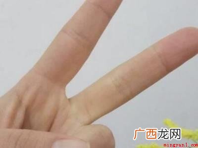 大拇指、食指和中拇指伸出,指尖并拢,便是数字 七用手指怎么比划