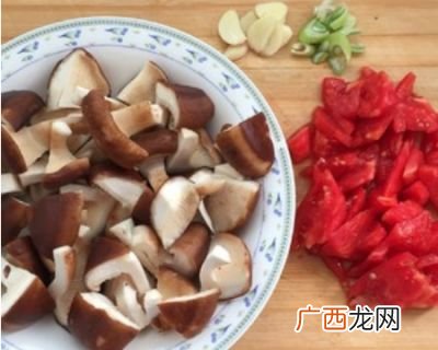 香菇可以和西红柿一起炒吗,猪肉加西红柿加香菇炒没问题吧？