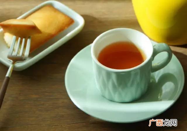 一天八杯水一杯多少毫升,八杯水等于多少瓶矿泉水?