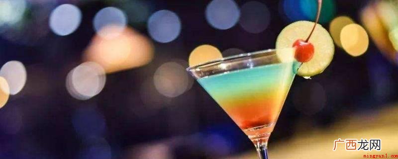 蓝色夏威夷是以白朗姆酒为基酒,配搭蓝橙力娇酒、椰奶、菠萝汁等 蓝色夏威夷多少度