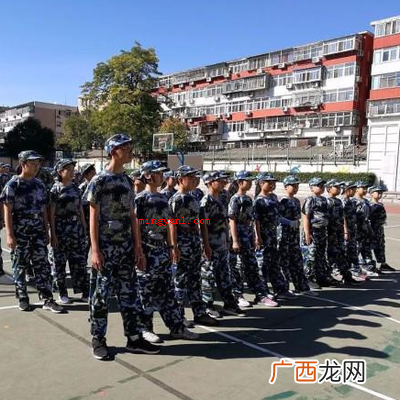 左脚稍息是伸左脚,是士兵整队中的一种列队动作或是国防指引动态 稍息是左脚还是右脚？