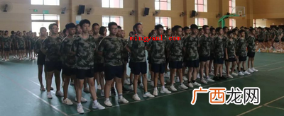 左脚稍息是伸左脚,是士兵整队中的一种列队动作或是国防指引动态 稍息是左脚还是右脚？