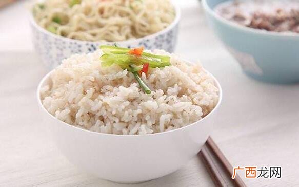 微波炉热饭要盖盖子吗,用微波炉热饭菜饭盒是打开盖子好还是盖上盖？