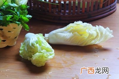 玉白菜有什么喻意,黄龙玉白菜吊坠的寓意？