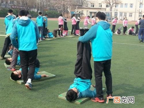 肩肘倒立的保护帮助,肩肘倒立教学教案？