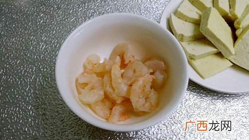 剥好的鲜虾仁怎样冻,剥好的虾仁没有冰箱怎么保存还用加盐水吗或者是油保鲜？