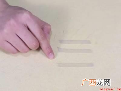 胶布可以粘东西是由于它表层上涂有一层粘着剂的关联 如何去除双面胶残留的胶