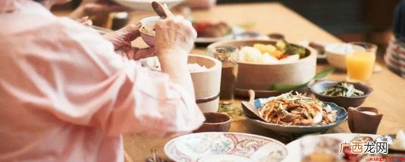 吃饭吧唧嘴可以试着闭上嘴渐渐地咀嚼 吃饭吧唧嘴怎么改