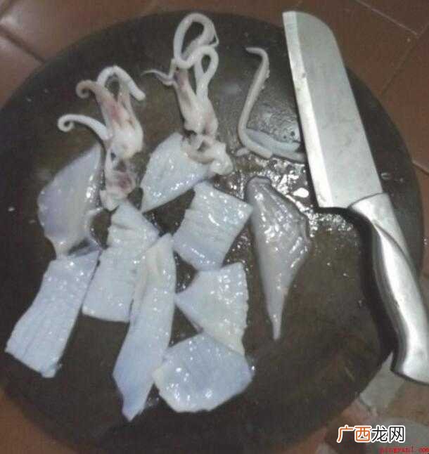 鱿鱼比鱼更好处理,但是对于不靠海少吃海鲜的人来说,还不知道鱿