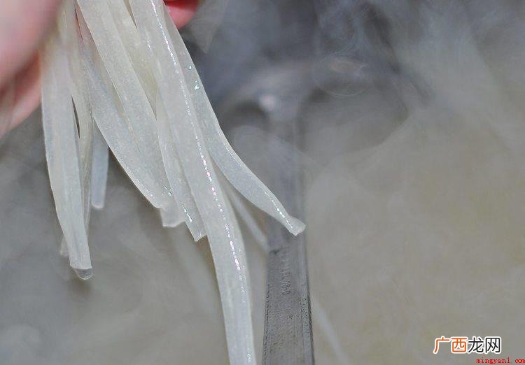 香莱红椒的做法_菜谱大全 怎么做酸辣粉?