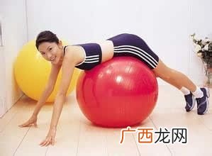 健身球怎么用,健身房里看到这些球是叫什么啊，干什么用的？