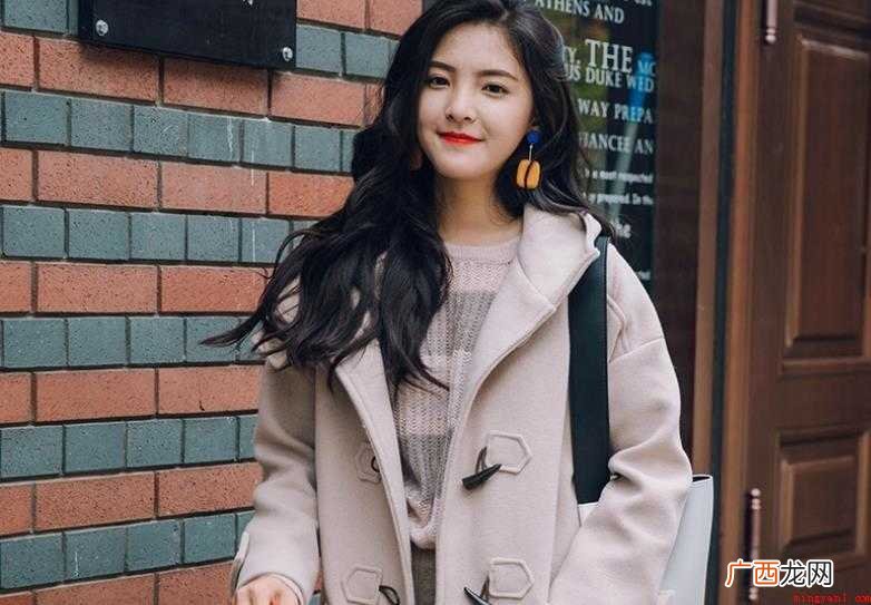 Coat 大衣是穿在一般衣服外面具有防御风寒功能的外衣,衣