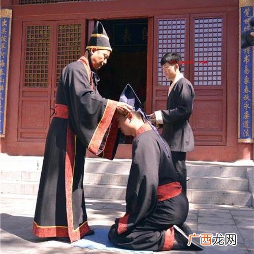 弱冠负文翰中的弱冠指的是男子20岁 弱冠负文翰中的弱冠指的是男子多少岁？