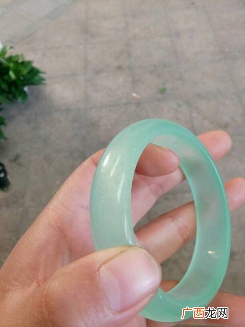 戴石英岩质玉手镯对人体有害吗,石英质玉粒状结构是好玉吗？