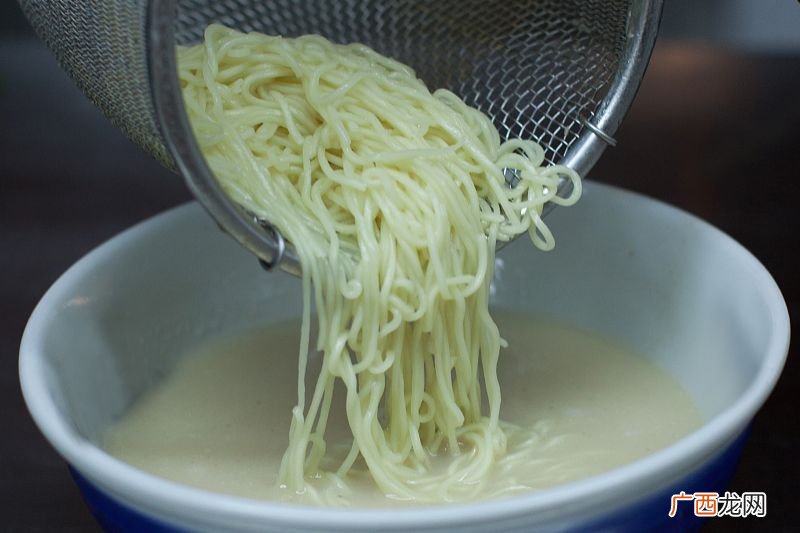怎样把玉米面做成面条,面条机玉米面面条做法？