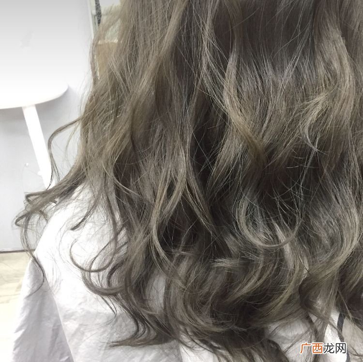 青灰色是什么颜色头发,青灰色与什么颜色搭配？