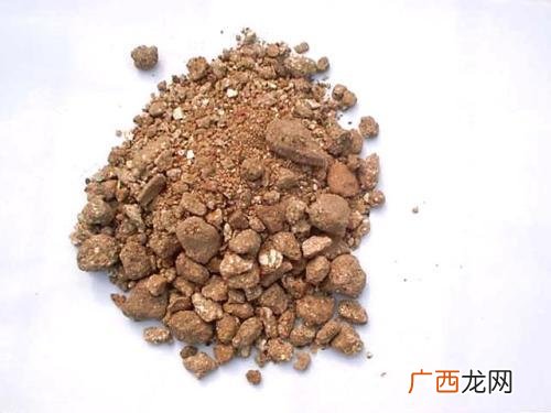 花生粕的营养成分都包括哪些,花生饼和豆粕喂羊哪个好?