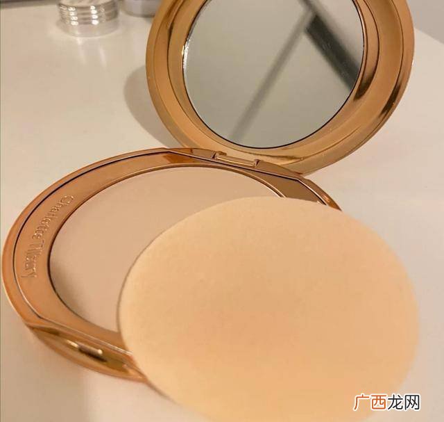 气垫和粉饼哪个适合补妆,粉饼和气垫的区别？