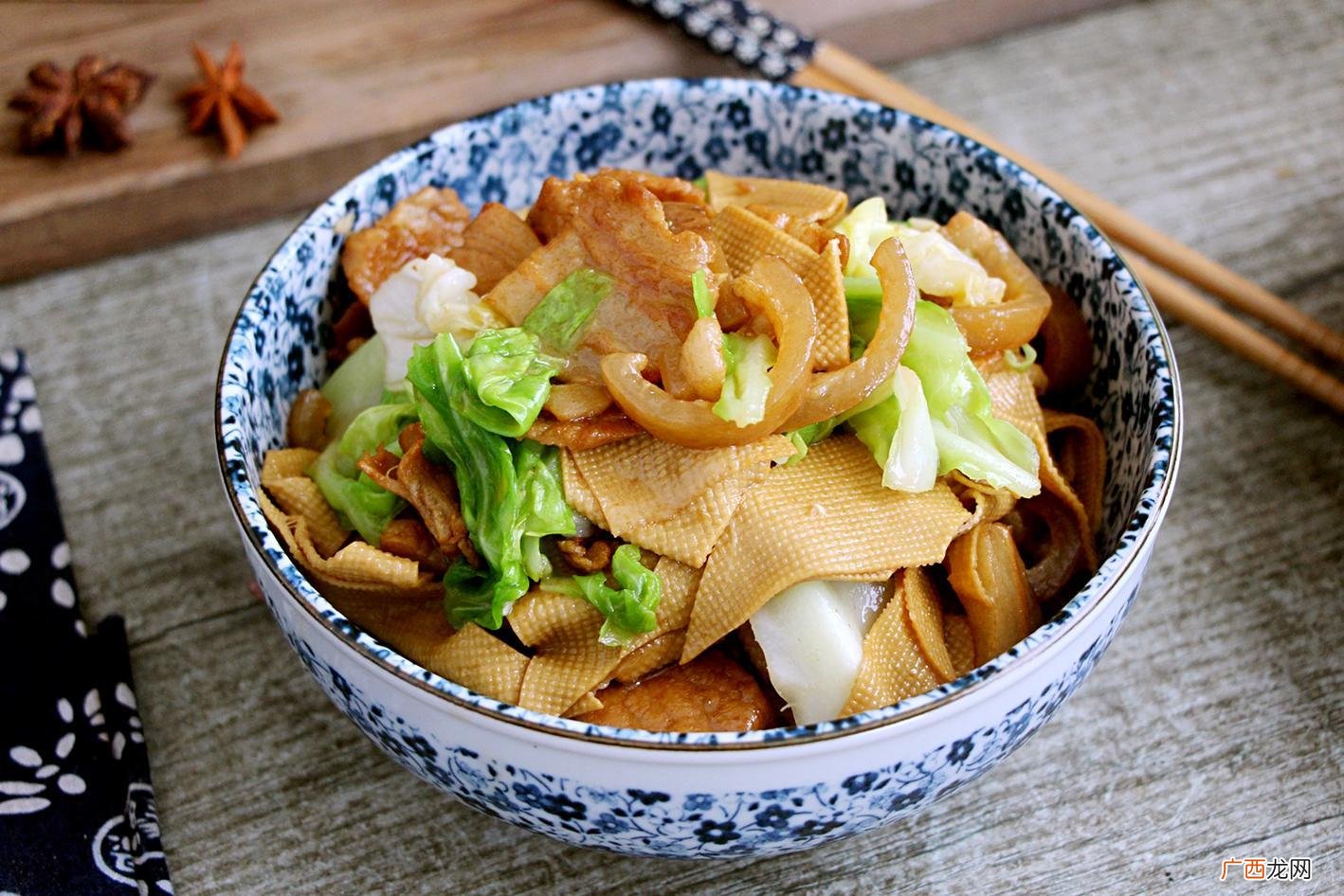 肉皮是什么做的,请问大家所说的去打猪皮，猪皮又是什么啊？