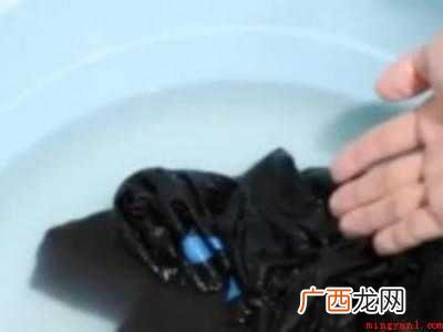 黑衣服被漂白水漂了怎么恢复