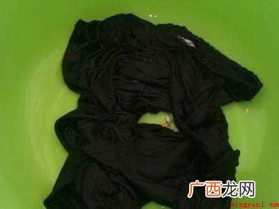 黑衣服被漂白水漂了怎么恢复